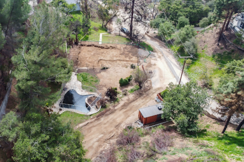 Architecture moderne californienne maison de verre intégrée dans un paysage naturel